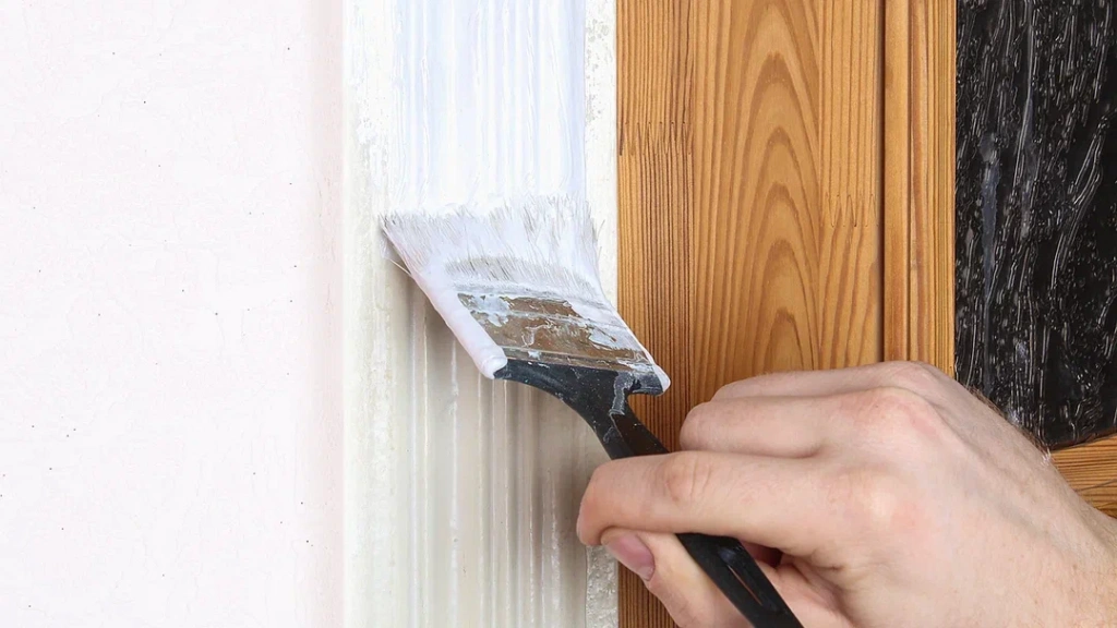 Как и чем покрасить деревянную дверь: подготовка, этапы, окрашивание